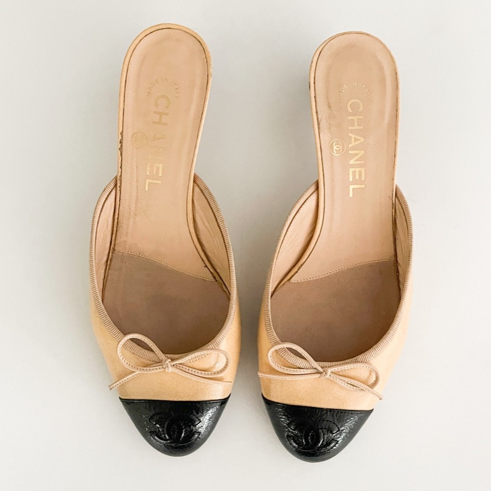 Chanel Iconic "CC" Tan & Black Toe Cap Bow Kitten Mule Heels (US 8 / IT 38.5)
